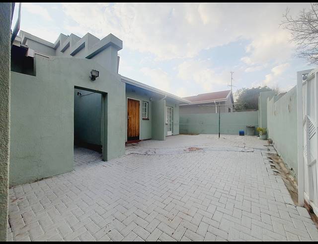 3 BEDROOM HOUSE RENTED IN DIEPKLOOF